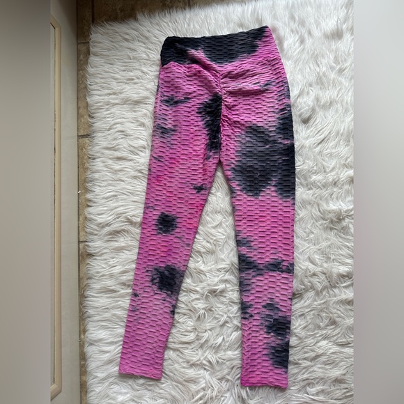 Pink and black ruched leggings. Used in great condition. Size medium. Stretchy. - Picture 3 of 5